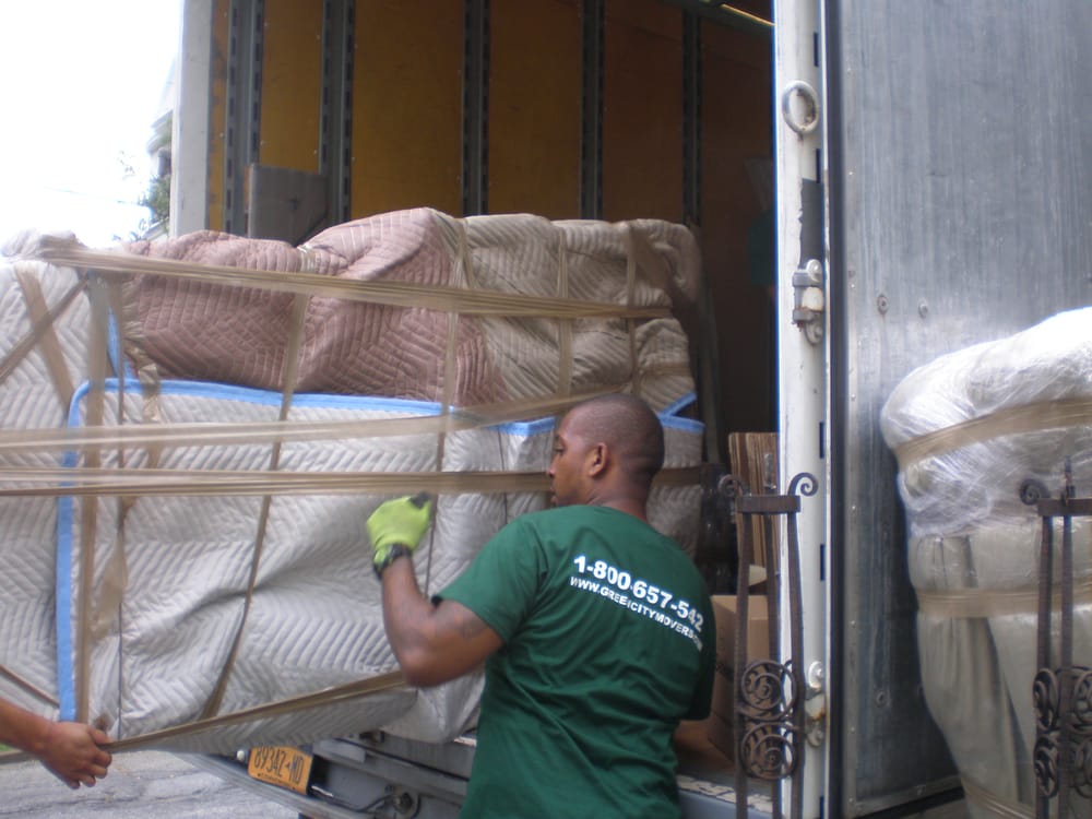 Loading/unloading a UHAUL truck near me